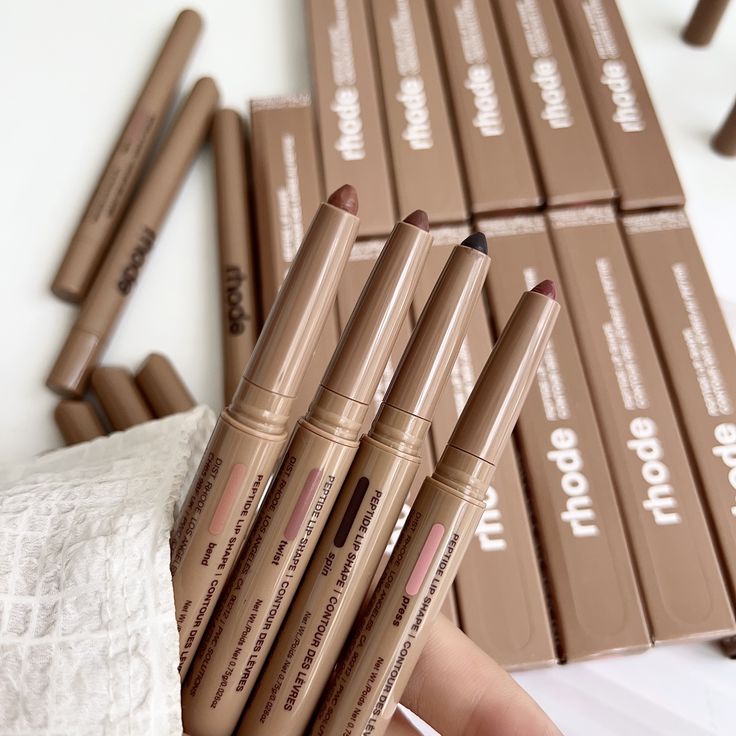 RHODE - Peptide Lip Shape Liner